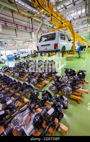 USt'-Kamenogorsk, Kasachstan, Mai 31,2012: Förderlinie für die automatische Asien-Auto-Bauanlage. LADA Autokörper an der Halterung aufgehängt.Vorrat an Autobrücken nach unten. Stockfoto