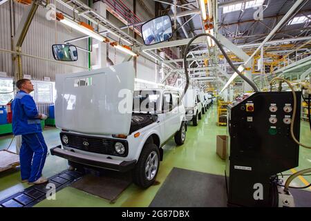 USt'-Kamenogorsk, Kasachstan - Mai 31,2012: Auto-Gebäude der Firma Asia-Auto. Produktionslinie. Arbeiter, die Druck in Fahrzeugsystemen messen. Stockfoto