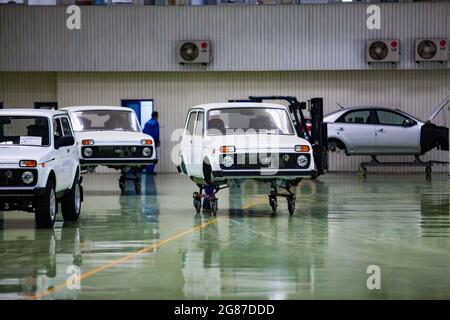 USt'-Kamenogorsk, Kasachstan - Mai 31,2012: Auto-Gebäude der Firma Asia-Auto. Lada VAZ-Karosserien auf Dollys. Fahren Sie zur Montagleitung. Stockfoto