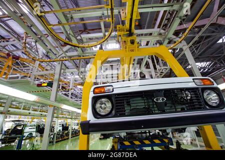 USt'-Kamenogorsk, Kasachstan-Mai 31,2012:Asia-Auto Company Auto-Building-Anlage Förderlinie.Lada VAZ-Karosserien an Halterung aufgehängt.durchbrochene Decke. Stockfoto