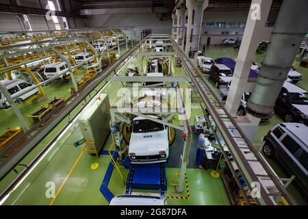 USt'-Kamenogorsk, Kasachstan - Mai 31,2012: Auto-Gebäude der Firma Asia-Auto. Förderlinie, Ansicht von oben. LADA VAZ über die Montage. Stockfoto