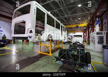 Region Almaty, Kasachstan, 06. Juni 2012: Autofabrik der Firma Astana-Motors. Hyundai-Busse montieren. Buskörper auf gelbem Gestell, bereit für die Verbindung. Stockfoto