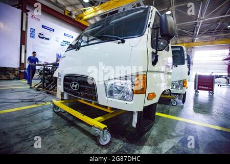 Region Almaty, Kasachstan - 06. Juni 2012: Autofabrik der Firma Astana-Motors. Hyundai Light Trucks Montage. LKW-Kabine auf gelbem Dolly. Stockfoto