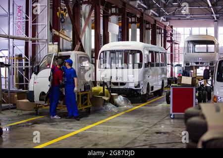 Region Almaty, Kasachstan, 06. Juni 2012:Astana-Motors Company Auto-Building plant.Hyundai Busse und Lastwagen Montage.Kabine und Buskarosserie auf Karren. Stockfoto