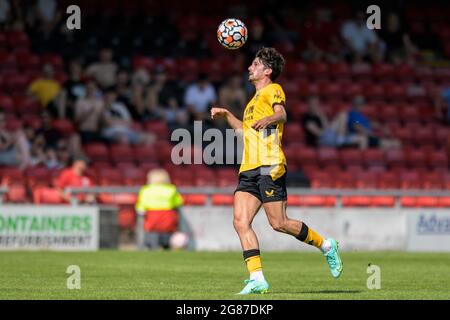 Crewe, Großbritannien. Juli 2021. Francisco Trincao #11 von Wolverhampton Wanderers steht am 7/17/2021 an der Spitze des Balls in Crewe, Vereinigtes Königreich. (Foto von Simon Whitehead/News Images/Sipa USA) Quelle: SIPA USA/Alamy Live News Stockfoto