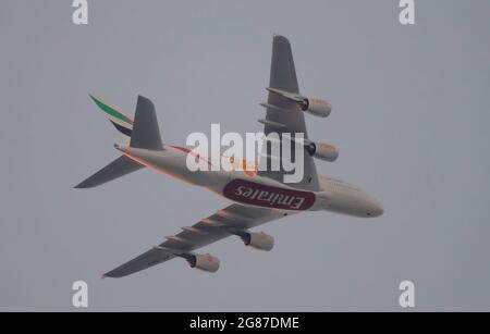 London, Großbritannien. 17. Juli 2021. Emirates Airbus 380 Flug verlässt London Heathrow an einem heißen Abend, Temperatur 26 Grad nach Dubai, Temperatur 34 Grad mit Gewittern. Quelle: Malcolm Park/Alamy Live News Stockfoto