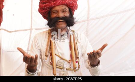 Glücklicher älterer indischer Mann in traditioneller Kleidung Stockfoto