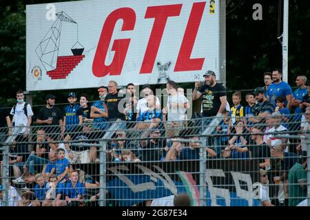 Lugano, Schweiz. Juli 2021. Inter-Fans beim Freundschaftsspiel zwischen dem FC Lugano und dem FC Internazionale am 17. Juli 2021 im Cornaredo-Stadion in Lugano, Schweiz - Foto Nderim Kaceli /LiveMedia Kredit: Unabhängige Fotoagentur/Alamy Live News Stockfoto