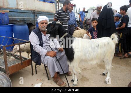 Rafah, Gaza. Juli 2021. Ein Händler wartet auf Kunden auf einem Viehmarkt, um sich auf den bevorstehenden muslimischen Eid al-Adha-Feiertag am Samstag, den 17. Juli 2021, in Rafah im südlichen Gazastreifen vorzubereiten. Muslime auf der ganzen Welt feiern Eid al-Adha, indem sie die Gräber ihrer Angehörigen besuchen und Schafe, Ziegen, Kühe und Kamele schlachten, zum Gedenken an die Bereitschaft des Propheten Abraham, seinen Sohn Ismail auf Gottes Befehl zu opfern. Foto von Ismael Mohamad/UPI Credit: UPI/Alamy Live News Stockfoto