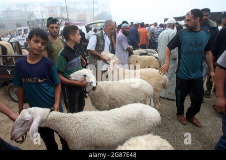 Rafah, Gaza. Juli 2021. Am Samstag, den 17. Juli 2021, kaufen und verkaufen Palästinenser Schafe und Ziegen auf einem Viehmarkt vor Eid al-Adha in Rafah im südlichen Gazastreifen. Muslime auf der ganzen Welt feiern Eid al-Adha, indem sie die Gräber ihrer Angehörigen besuchen und Schafe, Ziegen, Kühe und Kamele schlachten, um an die Bereitschaft des Propheten Abraham zu erinnern, seinen Sohn Ismail auf Gottes Befehl zu opfern.Foto von Ismael Mohamad/UPI Credit: UPI/Alamy Live News Stockfoto