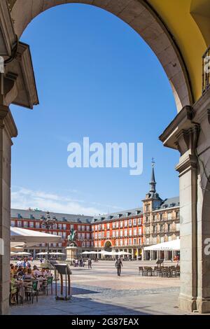 Madrid, Spanien - 6. September 2016: Plaza Mayor in Madrid durch den Torbogen Stockfoto