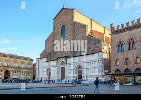 Bologna, Italien - 12. Oktober 2016: Piazza Maggiore in der Stadt Bologna mit der Basilika San Petronio. Stadtbild Stockfoto