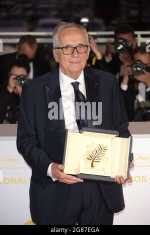 Cannes, Frankreich. Juli 2021. 74. Filmfestspiele von Cannes, Gewinner der Fotocall Palme D'Or. Im Bild: Marco Bellocchio posiert mit dem 'Honorary Award' Credit: Independent Photo Agency/Alamy Live News Stockfoto