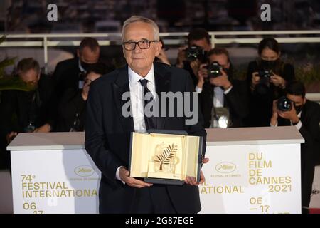 Cannes, Frankreich. Juli 2021. 74. Filmfestspiele von Cannes, Gewinner der Fotocall Palme D'Or. Im Bild: Marco Bellocchio posiert mit dem 'Honorary Award' Credit: Independent Photo Agency/Alamy Live News Stockfoto