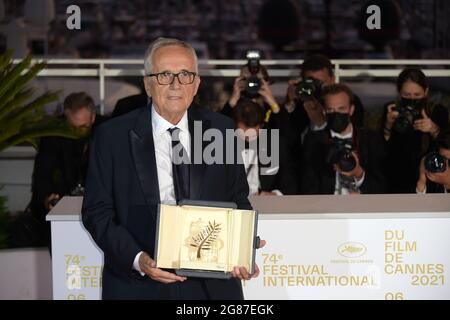 Cannes, Frankreich. Juli 2021. 74. Filmfestspiele von Cannes, Gewinner der Fotocall Palme D'Or. Im Bild: Marco Bellocchio posiert mit dem 'Honorary Award' Credit: Independent Photo Agency/Alamy Live News Stockfoto