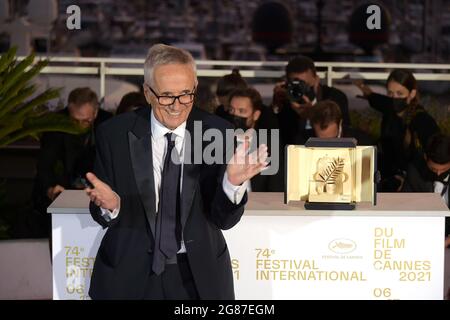 Cannes, Frankreich. Juli 2021. 74. Filmfestspiele von Cannes, Gewinner der Fotocall Palme D'Or. Im Bild: Marco Bellocchio posiert mit dem 'Honorary Award' Credit: Independent Photo Agency/Alamy Live News Stockfoto