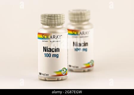 Niacin-Kapseln im Glas. Nahrungsergänzungsmittel redaktionelles Foto Stockfoto