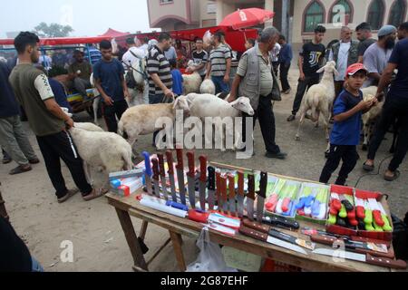 Rafah, Gaza. Juli 2021. Am Samstag, den 17. Juli 2021, kaufen und verkaufen Palästinenser Schafe und Ziegen auf einem Viehmarkt vor Eid al-Adha in Rafah im südlichen Gazastreifen. Muslime auf der ganzen Welt feiern Eid al-Adha, indem sie die Gräber ihrer Angehörigen besuchen und Schafe, Ziegen, Kühe und Kamele schlachten, um an die Bereitschaft des Propheten Abraham zu erinnern, seinen Sohn Ismail auf Gottes Befehl zu opfern.Foto von Ismael Mohamad/UPI Credit: UPI/Alamy Live News Stockfoto