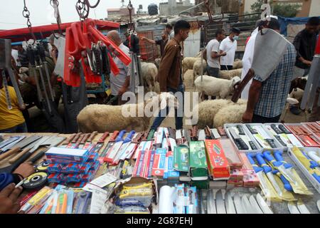 Rafah, Gaza. Juli 2021. Am Samstag, den 17. Juli 2021, kaufen und verkaufen Palästinenser Schafe und Ziegen auf einem Viehmarkt vor Eid al-Adha in Rafah im südlichen Gazastreifen. Muslime auf der ganzen Welt feiern Eid al-Adha, indem sie die Gräber ihrer Angehörigen besuchen und Schafe, Ziegen, Kühe und Kamele schlachten, um an die Bereitschaft des Propheten Abraham zu erinnern, seinen Sohn Ismail auf Gottes Befehl zu opfern.Foto von Ismael Mohamad/UPI Credit: UPI/Alamy Live News Stockfoto