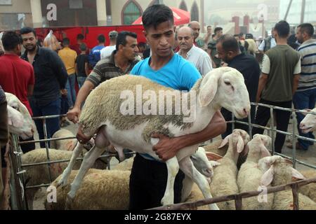 Rafah, Gaza. Juli 2021. Am Samstag, den 17. Juli 2021, kaufen und verkaufen Palästinenser Schafe und Ziegen, um sie auf einem Viehmarkt zu opfern, vor Eid al-Adha in Rafah im südlichen Gazastreifen. Muslime auf der ganzen Welt feiern Eid al-Adha, indem sie die Gräber ihrer Angehörigen besuchen und Schafe, Ziegen, Kühe und Kamele schlachten, zum Gedenken an die Bereitschaft des Propheten Abraham, seinen Sohn Ismail auf Gottes Befehl zu opfern. Foto von Ismael Mohamad/UPI Credit: UPI/Alamy Live News Stockfoto