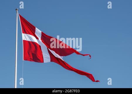 Dänische Flagge auch Dannebrog genannt - Kopenhagen, Dänemark Stockfoto