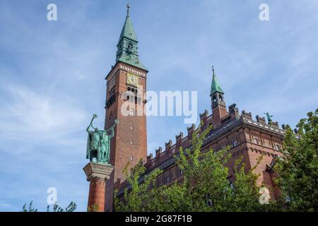 Kopenhagener Rathaus und das Lur Blowers Monument - Kopenhagen, Dänemark Stockfoto