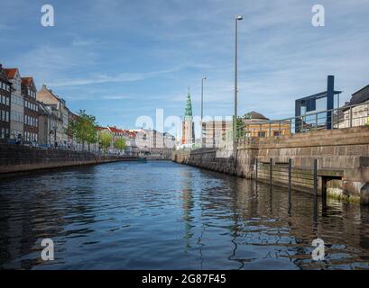 Frederikholms-Kanal mit dem ehemaligen Nikolaikirche-Turm im Hintergrund - Kopenhagen, Dänemark Stockfoto