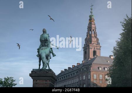 Absalon Statue auf Hojbro Platz mit Christiansborg Palast im Hintergrund - Kopenhagen, Dänemark Stockfoto