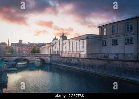 Frederikholms Kanal, Marmorbrücke und Eingang zum Schloss Christiansborg bei Sonnenuntergang - Kopenhagen, Dänemark Stockfoto