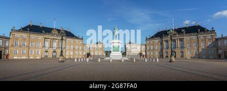 Panoramablick auf Schloss Amalienborg und Friedrich V. Statue mit blauem Himmel - Kopenhagen, Dänemark Stockfoto