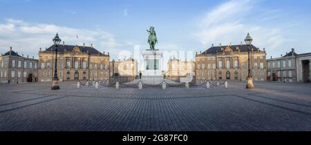 Panoramablick auf Schloss Amalienborg und Statue von Friedrich V. - Kopenhagen, Dänemark Stockfoto