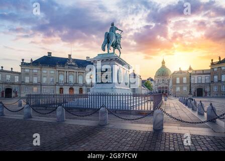 Schloss Amalienborg, Statue von Friedrich V. und Marmorkirche bei Sonnenuntergang - Kopenhagen, Dänemark Stockfoto