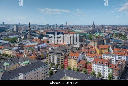Luftaufnahme der Stadt Kopenhagen mit Christiansborg Palast und Rathaustürmen - Kopenhagen, Dänemark Stockfoto