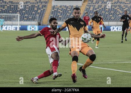 Casca, Marokko. Juli 2021. Al Ahlys Hussein El Shahat (L) und Kaizers Daniel Cardoso kämpfen während des CAF Champions League Final Fußballmatches zwischen dem Kaizer Chiefs FC und dem Al Ahly SC im Mohamed V Stadium um den Ball. Kredit: Stringer/dpa/Alamy Live Nachrichten Stockfoto