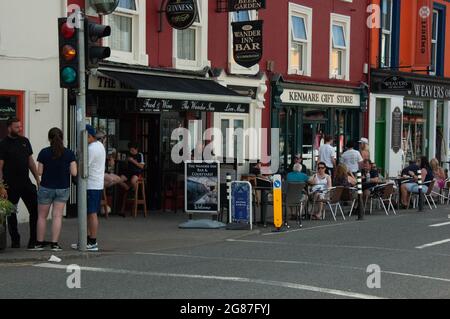 Kenmare Co. Kerry, Irland, Samstag, 17. Juli 2021; die Wetterbedingungen brachten Menschen in ihren Scharen mit Tempraturen in einigen Teilen des Landes, einschließlich Kenmare, auf über 30 Grad Celcius. Kredit; ED/Alamy Live Nachrichten Stockfoto