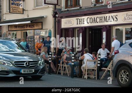 Kenmare Co. Kerry, Irland, Samstag, 17. Juli 2021; die Wetterbedingungen brachten Menschen in ihren Scharen mit Tempraturen in einigen Teilen des Landes, einschließlich Kenmare, auf über 30 Grad Celcius. Im Kutscher's Inn gab es eine hohe Auswahl an Speisen und einige warteten darauf, dass sie Platz hatten. Kredit; ED/Alamy Live Nachrichten Stockfoto