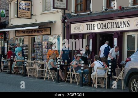 Kenmare Co. Kerry, Irland, Samstag, 17. Juli 2021; die Wetterbedingungen brachten Menschen in ihren Scharen mit Tempraturen in einigen Teilen des Landes, einschließlich Kenmare, auf über 30 Grad Celcius. Stockfoto