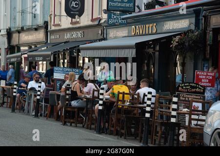 Kenmare Co. Kerry, Irland, Samstag, 17. Juli 2021; die Wetterbedingungen brachten Menschen in ihren Scharen mit Tempraturen in einigen Teilen des Landes, einschließlich Kenmare, auf über 30 Grad Celcius. Davitt's Bar und Restraunt genossen den brüllenden Handel, erinnerten aber die Kunden daran, soziale Distanzierung zu gewährleisten und sich an alle relaventen Richtlinien zu halten. Kredit; ED/Alamy Live Nachrichten Stockfoto