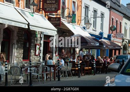 Kenmare Co. Kerry, Irland, Samstag, 17. Juli 2021; die Wetterbedingungen brachten Menschen in ihren Scharen mit Tempraturen in einigen Teilen des Landes, einschließlich Kenmare, auf über 30 Grad Celcius. Viele Bars und Restaurants, die derzeit nach den überarbeiteten Richtlinien geöffnet sind, sorgten für soziale Distanzierungs- und Sanitizationsprotokolle. Kredit; ED/Alamy Live Nachrichten Stockfoto