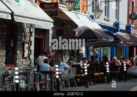 Kenmare Co. Kerry, Irland, Samstag, 17. Juli 2021; die Wetterbedingungen brachten Menschen in ihren Scharen mit Tempraturen in einigen Teilen des Landes, einschließlich Kenmare, auf über 30 Grad Celcius. Viele Bars und Restaurants, die derzeit nach den überarbeiteten Richtlinien geöffnet sind, sorgten für soziale Distanzierungs- und Sanitizationsprotokolle. Kredit; ED/Alamy Live Nachrichten Stockfoto