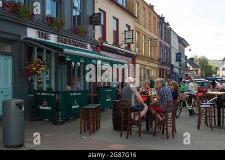 Kenmare Co. Kerry, Irland, Samstag, 17. Juli 2021; die Wetterbedingungen brachten Menschen in ihren Scharen mit Tempraturen in einigen Teilen des Landes, einschließlich Kenmare, auf über 30 Grad Celcius. Viele Bars und Restaurants, die derzeit nach den überarbeiteten Richtlinien geöffnet sind, sorgten für soziale Distanzierungs- und Sanitizationsprotokolle. Kredit; ED/Alamy Live Nachrichten Stockfoto