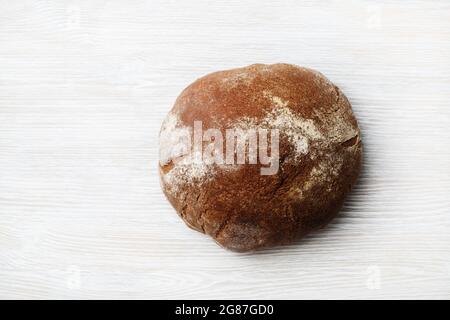 Frisch gebackenes Brot auf hellem Holztisch Hintergrund. Draufsicht. Flach liegend. Stockfoto