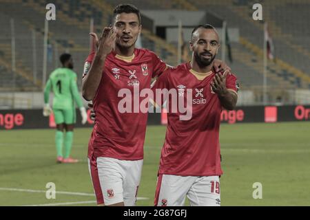 Casca, Marokko. Juli 2021. Al Ahlys Mohamed Magdy Afsha (R) feiert das zweite Tor seiner Mannschaft mit Teamkollege Mohamed Sherif während des CAF Champions League Final Fußballmatches zwischen dem Kaizer Chiefs FC und dem Al Ahly SC im Mohamed V Stadium. Kredit: Stringer/dpa/Alamy Live Nachrichten Stockfoto