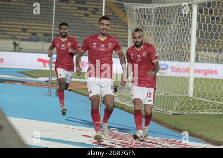 Casca, Marokko. Juli 2021. Al Ahlys Mohamed Sherif (C) feiert das erste Tor seiner Mannschaft mit den Teamkollegen Mohamed Magdy Afsha (R) und Hussein El Shahat während des CAF Champions League Final Fußballmatches zwischen dem Kaizer Chiefs FC und Al Ahly SC im Mohamed V Stadium. Kredit: Stringer/dpa/Alamy Live Nachrichten Stockfoto