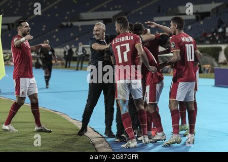 Casca, Marokko. Juli 2021. Die Spieler von Al Ahly feiern das zweite Tor ihrer Mannschaft während des CAF Champions League Final Fußballmatches zwischen dem Kaizer Chiefs FC und dem Al Ahly SC im Mohamed V Stadium. Kredit: Stringer/dpa/Alamy Live Nachrichten Stockfoto