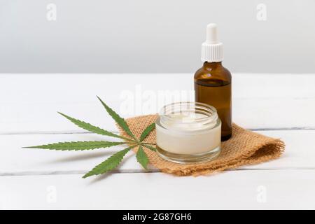 Cannabis infundiert Kosmetik-Konzept. CBD-Creme und Hanföl auf weißem Hintergrund mit Kopierfläche Stockfoto