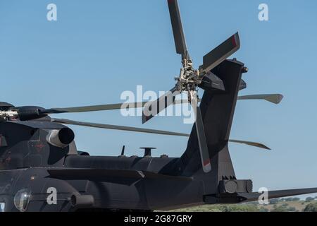 Details des Propellers, eines modernen amerikanischen Militärhubschraubers, bereit für eine taktische Operation, auf der Start- und Landebahn. Stockfoto