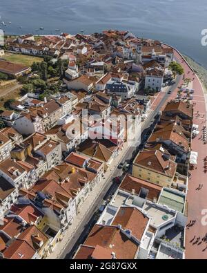 Luftaufnahme von Seixal kleines Township entlang der Bucht, Seixal, Setubal, Portugal Stockfoto