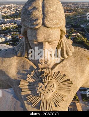 Luftaufnahme von Cristo Rei (Christus der König), einem berühmten Denkmal in Almada in der Nähe von Lissabon Stockfoto