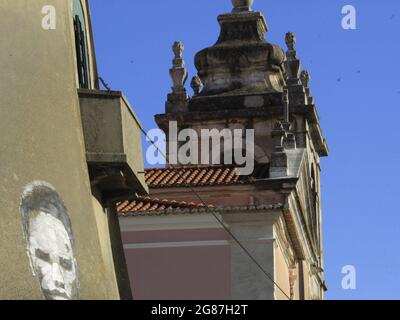 Lissabon, Lissabon Portugal. Juli 2021. (INT) Blick vom Aussichtspunkt Penha de Franca in Lissabon. 17. Juli 2021, Lissabon, Portugal: Blick vom Standpunkt Penha de Franca in Lissabon, am Samstag (17), inmitten einer Coronavirus-Pandemie. Bild: Edson de Souza/TheNews2 (Bild: © Edson De Souza/TheNEWS2 via ZUMA Press Wire) Stockfoto